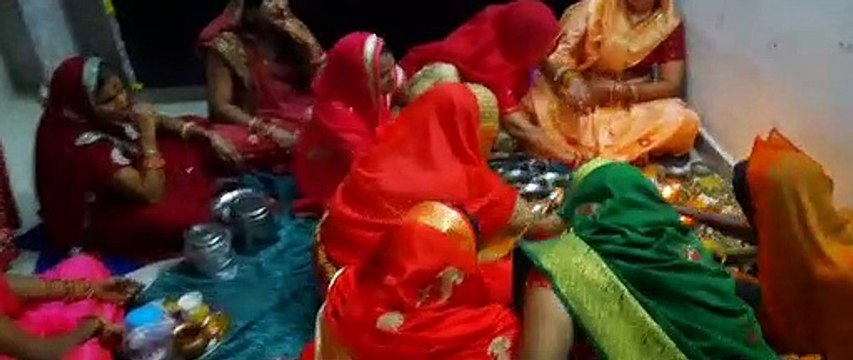 सोलह शृंगार कर सुहागिनों ने पूजी करवा चौथ माता, मांगी पति की लंबी आयु