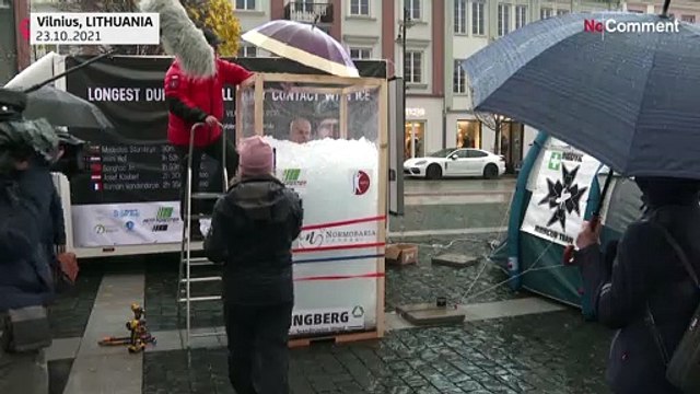 Endurance glaciale : un Lituanien passe 3 heures dans un grand bac à glaçons