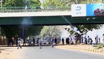 فيديو: اشتباكات بين الشرطة ومتظاهرين موالين للجيش في السودان