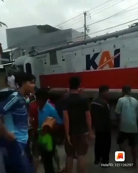 Kereta api seruduk mobil
