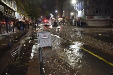 SİVAS'TA ŞEBEKE SUYU PATLADI, CADDE MOLOZLARLA KAPLANDI