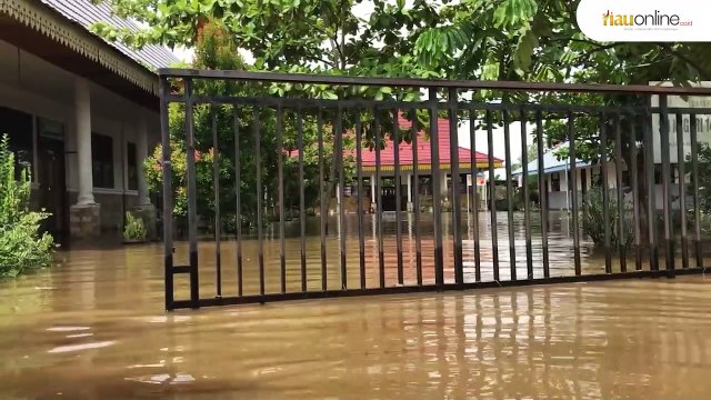 GURU GENDONG SISWA MASUK KELAS !! CURAH HUJAN TINGGI LUAPAN SUNGAI SIAK GENANGI SEKOLAH !!