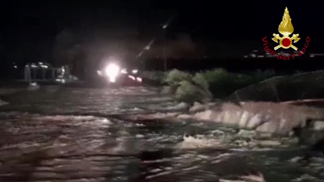 Maltempo in Sicilia, auto travolte dal fango a Scordia: si cercano dispersi