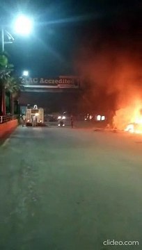 टक्कर के बाद आग के गोले में तब्दील हुई कार, 3 झुलसे