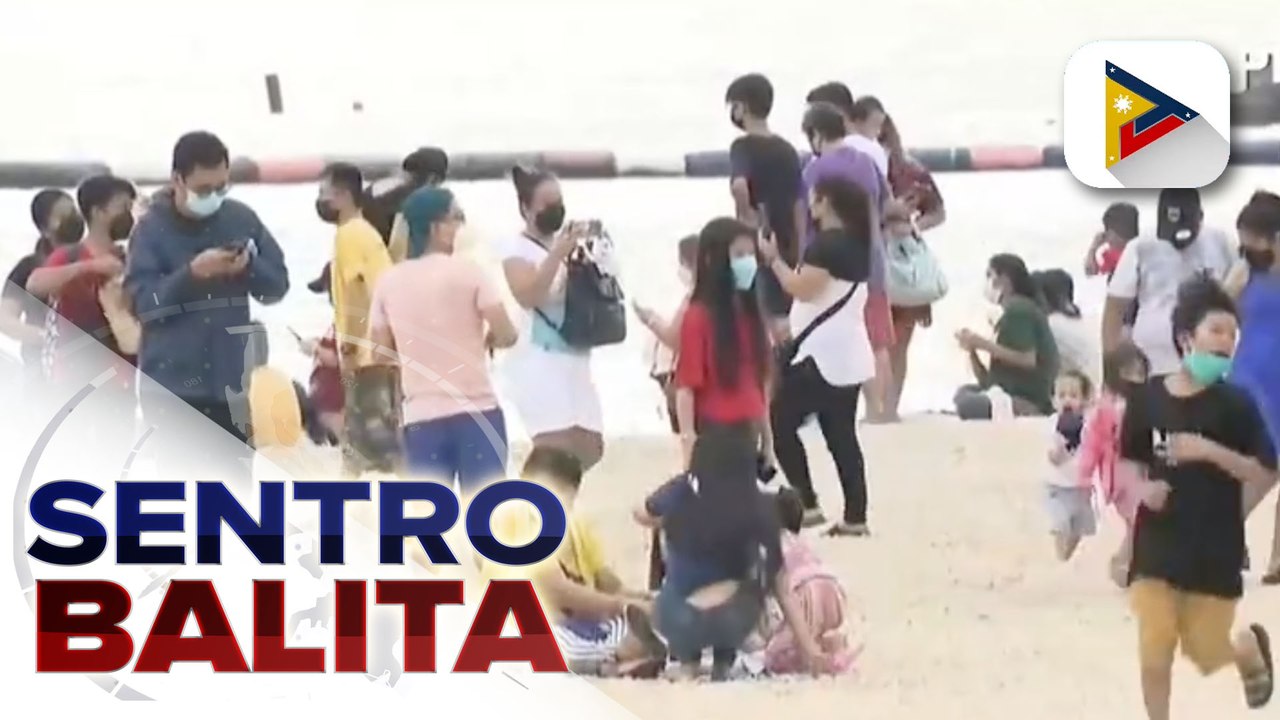 Mga nagpunta sa Manila Bay Dolomite Beach, dagsa pa rin kahit Lunes at pabago-bago ang panahon;  Bagong sistema, ipinatutupad sa harap ng pagdagsa ng mga tao