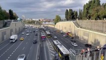 Metrobüs arızası nedeniyle Edirnekapı durağında araç kuyruğu oluştu