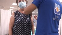 Los mayores de 70 estrenan los dos pinchazos contra la gripe y la covid