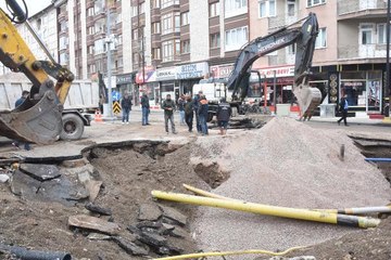 SİVAS'TA ŞEBEKE SUYU HATTININ PATLADIĞI CADDEDE ARIZA GİDERİLDİ, TEMİZLİK YAPILDI