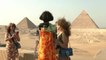 Ai-Da, un robot artista hiperrealista, exhibe su obra junto a las pirámides de Giza