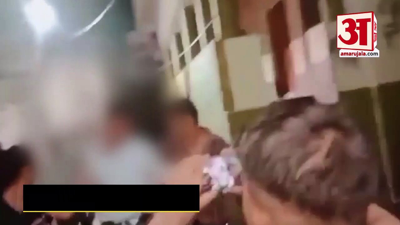 आगरा में महिला सिपाही के परिजनों ने आशिक मिजाज दरोगा को पीटा। Inspector Open Thrashing In Agra