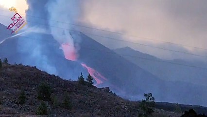 Colapso parcial del cono deja expuesta una gran fuente de lava