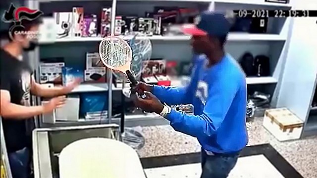 Un homme tente de braquer une boutique avec une raquette électrique