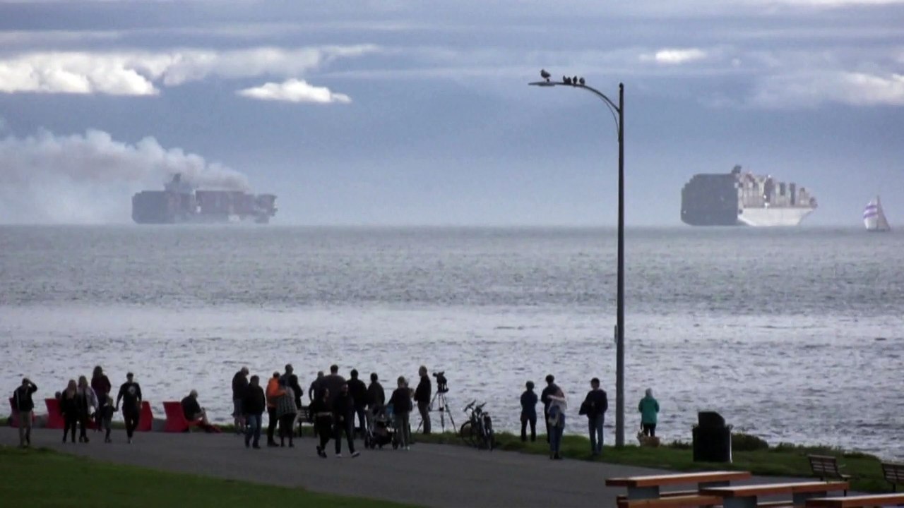 Feuer auf Containerschiff vor Vancouver stößt giftige Dämpfe aus