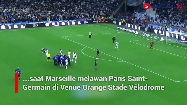 Lagi Bertanding Lawan Marseille, Messi Dikejar Suporter yang Menerobos Masuk Lapangan