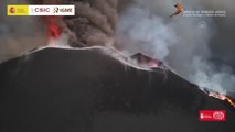 La Palma Adası'nda 19 Eylül'den beri aktif olan yanardağdan lav akışı sürüyor