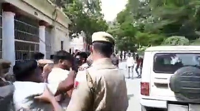 Students Agitation: कॉलेज छात्रों की धक्का-मुक्की, पुलिस ने किया लाठीचार्ज