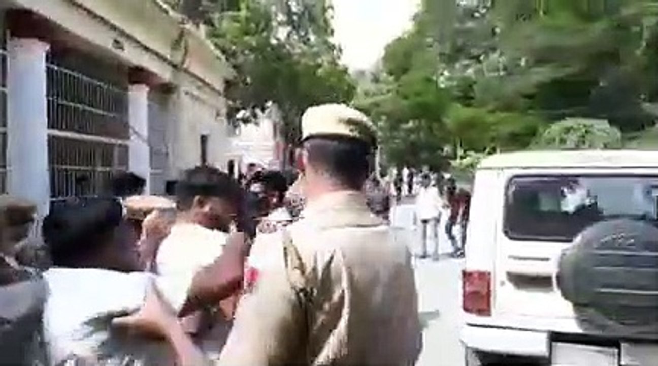 Students Agitation: कॉलेज छात्रों की धक्का-मुक्की, पुलिस ने किया लाठीचार्ज