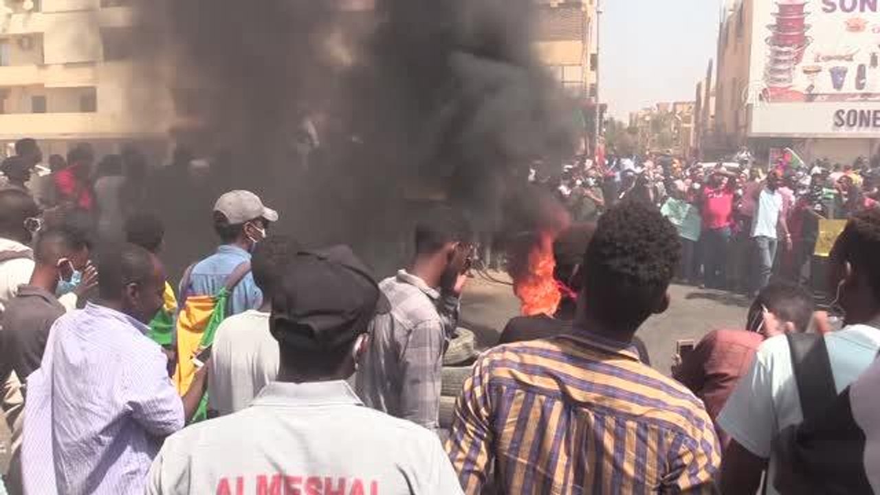 Sudan'da darbe girişimi sonrası halk sokağa ind...