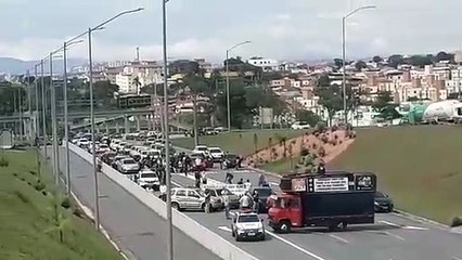 Manifestantes fecham túnel que dá acesso à Cidade Administrativa