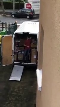 Il déménage et oublie le frein à main de son camion