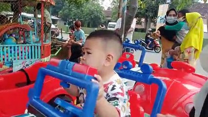 Bermain odong-odong di pasar malam