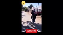 Il fait un wheelie en moto mais ne voit pas la voiture