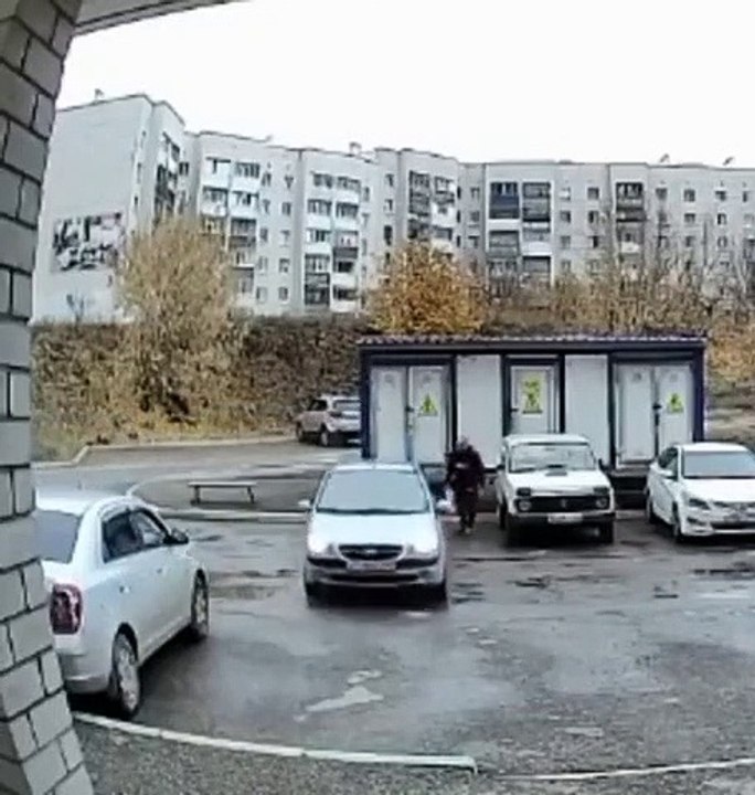 Elle prend sa voiture mais n'ira pas plus loin que son parking (Russie)