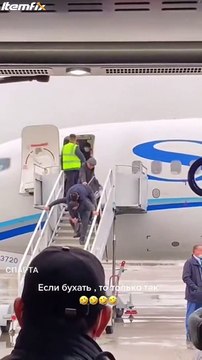 Quand tu aides ton pote ivre à sortir de l'avion