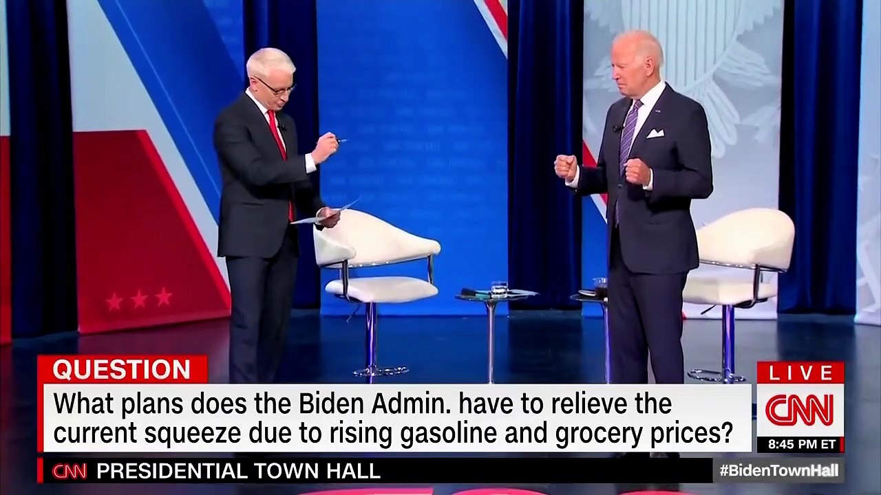 Joe Biden figé dans une position étrange sur CNN