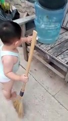 Kelakuan nya yang lucu membuat tertawa