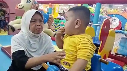 Bermain mandi bola di surya toserba