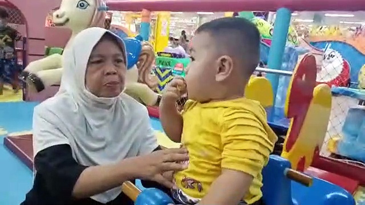 Bermain mandi bola di surya toserba