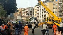 Roma, piccola voragine si apre alla Balduina: la macchina asfaltatrice ci finisce dentro