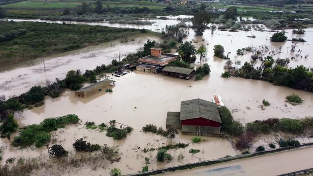 Maltempo in Sicilia, esonda il fiume Simeto a Catania: strade e abitazioni sommerse da acqua e fango