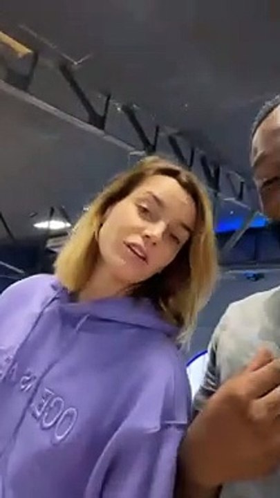 Tayc taquine Fauve Hautot lors d'une répétition pour "Danse avec les stars"