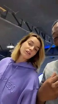 Tayc taquine Fauve Hautot lors d'une répétition pour Danse avec les stars