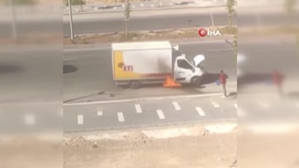 Yanan kamyonete bilinçsiz su döktü, alevler çılgına döndü...O anlar kamerada