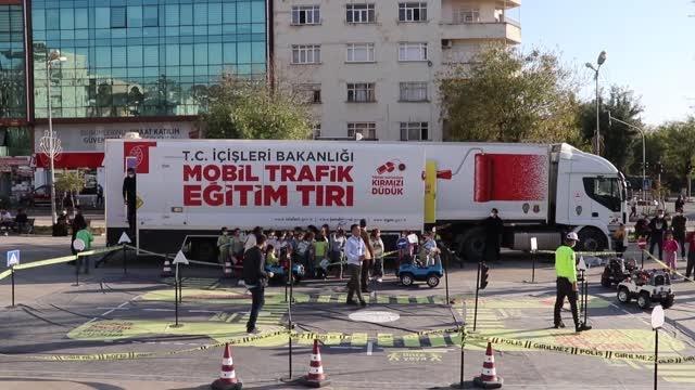 İlkokul öğrencileri Mobil Tır'da trafik eğitimi aldı