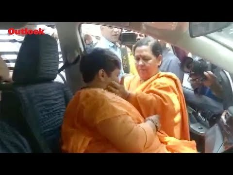 Pragya Singh Thakur Breaks Down While Meeting Uma Bharti In Bhopal