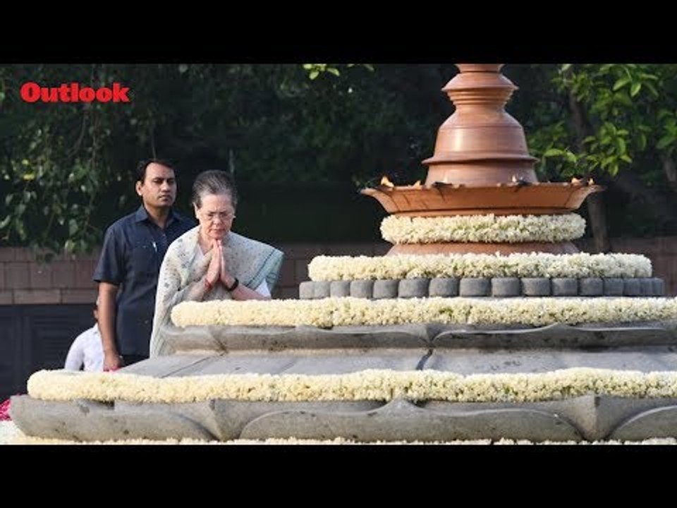 Sonia Gandhi, Manmohan Singh, Others Pay Tribute To Former PM Rajiv Gandhi