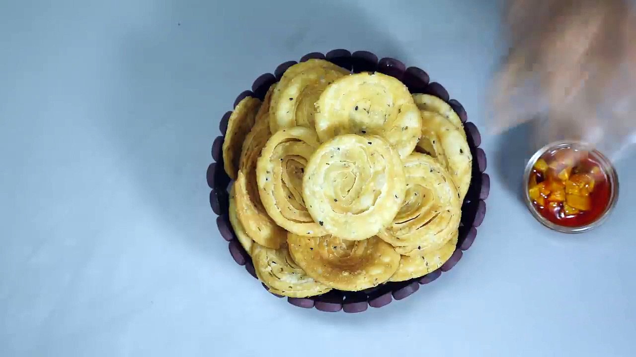 नमकीन खस्ता मठरी । Crispy Mixed flour mathri with Atta-Sooji | Khasta Layered Mathari | Nimki Mathri