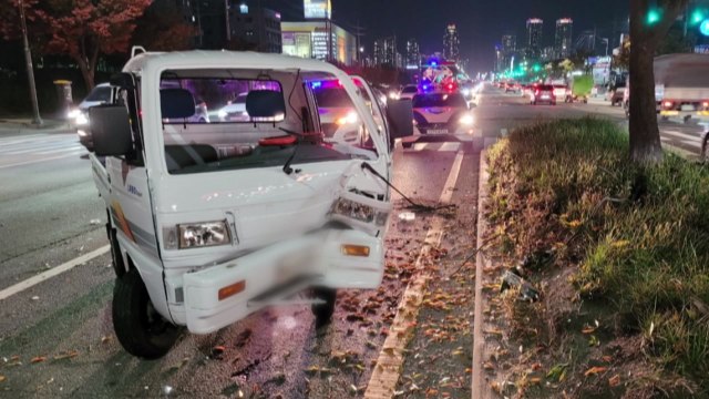 중앙분리대 들이받은 트럭, 승용차가 추돌...1명 사망·2명 부상 / YTN