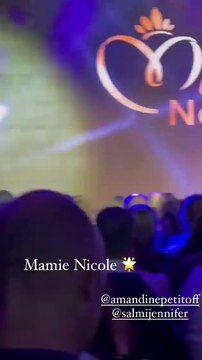 Amandine Petit émue de découvrir sa grand-mère Nicole, qui a été Miss, lors de l'élection de Miss Normandie 2021, le 23 octobre