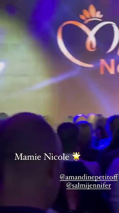 Amandine Petit émue de découvrir sa grand-mère Nicole, qui a été Miss, lors de l'élection de Miss Normandie 2021, le 23 octobre