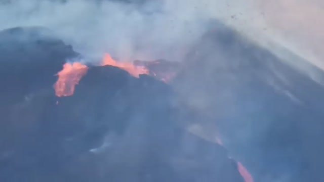 El volcán tiene ya cinco bocas que expulsan cenizas, piedras y toneladas de lava