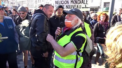 Besançon : manifestation anti-pass sanitaire - Les manifestants bloquent la sortie de carrefour Chalezeule