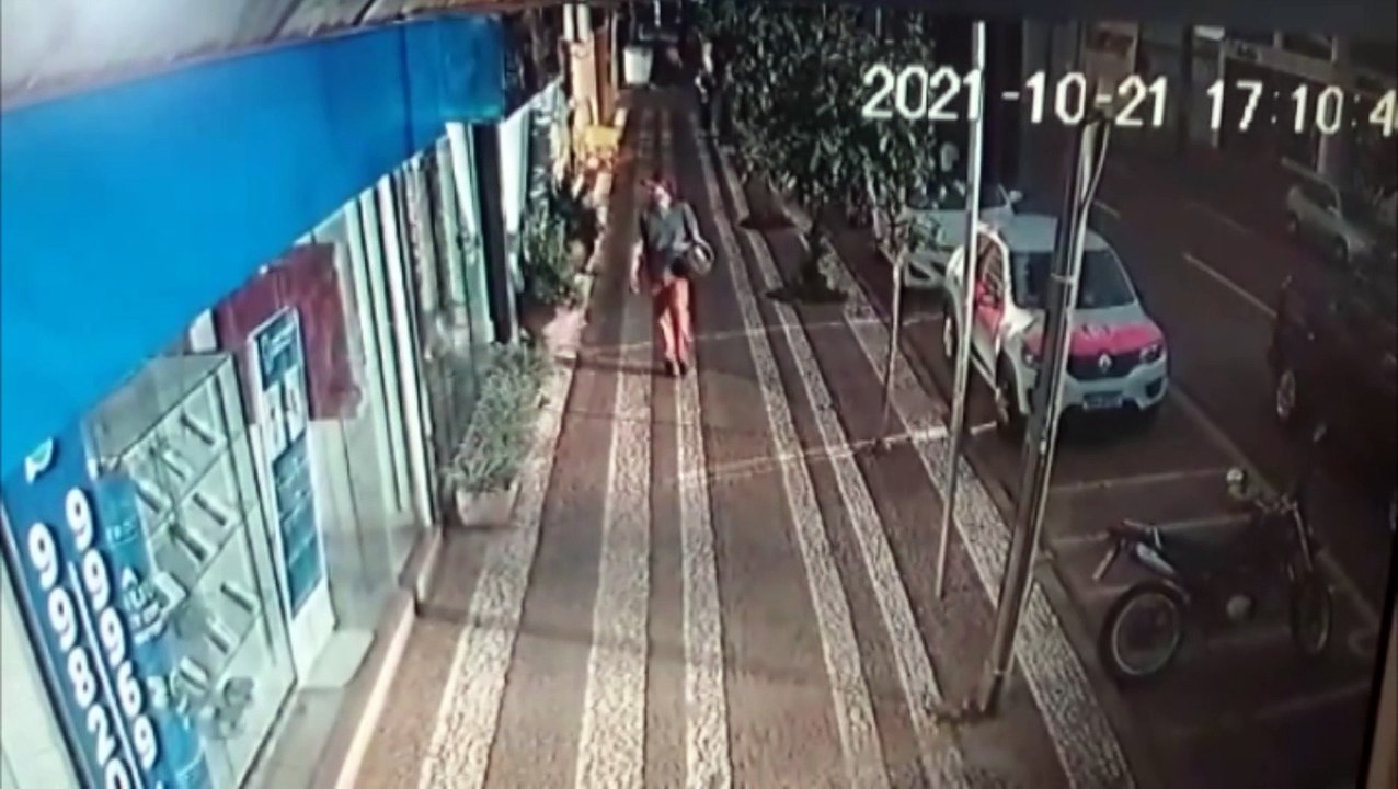 Câmera registra ação de ladrão que furtou moto Yamaha XTZ com placa CDI-9113, no Centro de Cascavel