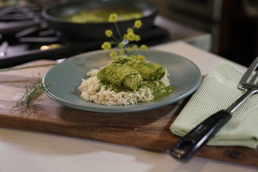 Milanesa de pollo en salsa de cilantro