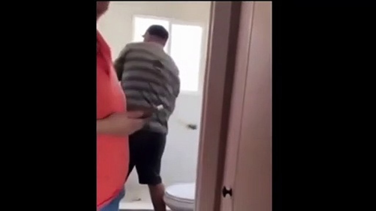 "He invertido semanas en esto": trabajador destruyó baño que remodeló porque no le pagaron