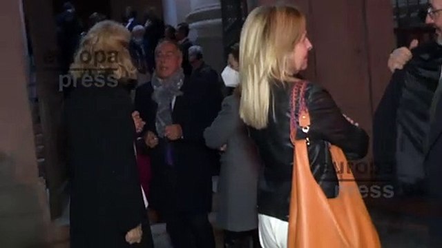 Beatriz de Orleans le muestra todo su apoyo a la familia en la misa funeral en memoria de Doña Maria